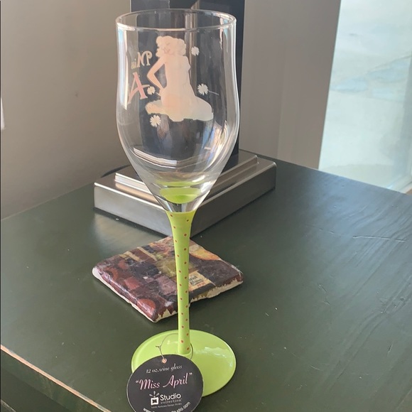 Miss April - Picture 5 of 5